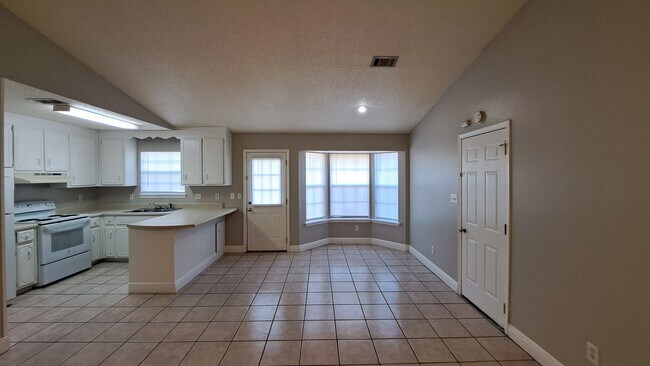Building Photo - 3 bedroom 2 bath house available for rent!