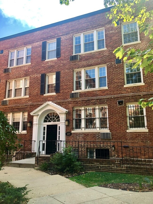 Primary Photo - Large One Bedroom with Renovated Kitchen, Off Street Parking Included, Separate Office Space!