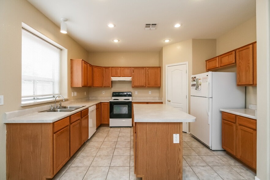 Building Photo - 3961 E Simpson Rd