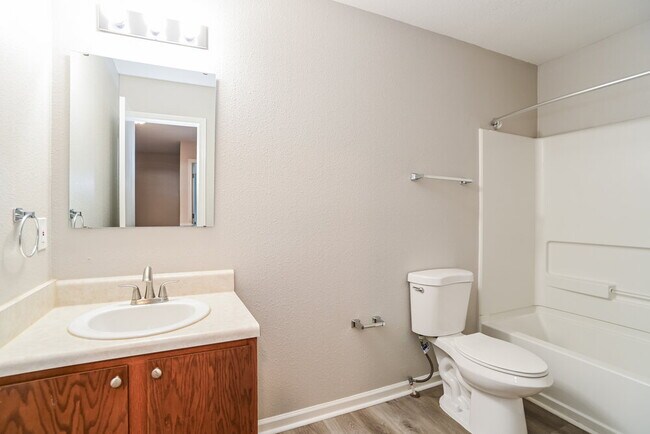 Building Photo - 13921 Lawrence Farm Ln