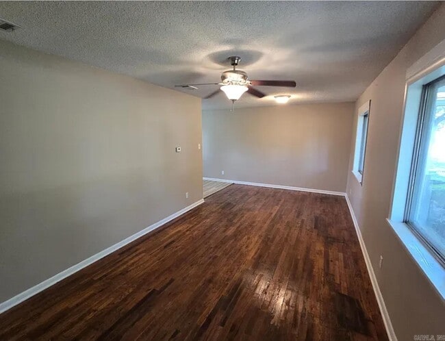 Building Photo - 314 N Oak St