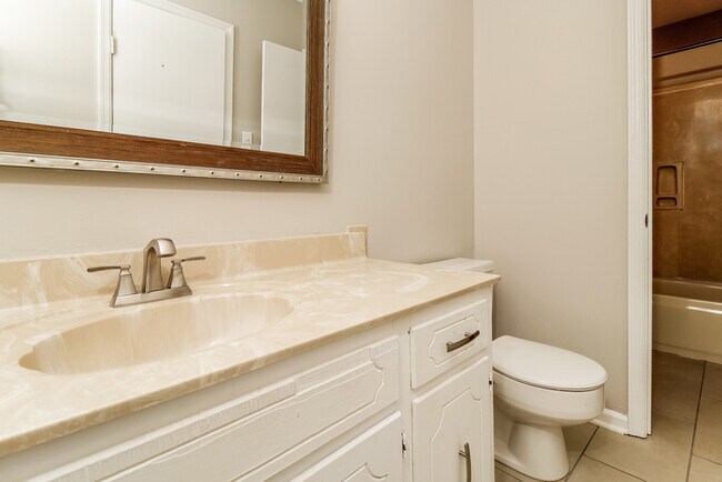 Building Photo - Inviting 3 Bedroom Home