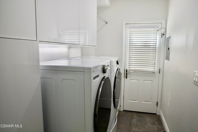 Building Photo - 6072 Mandeville Pl