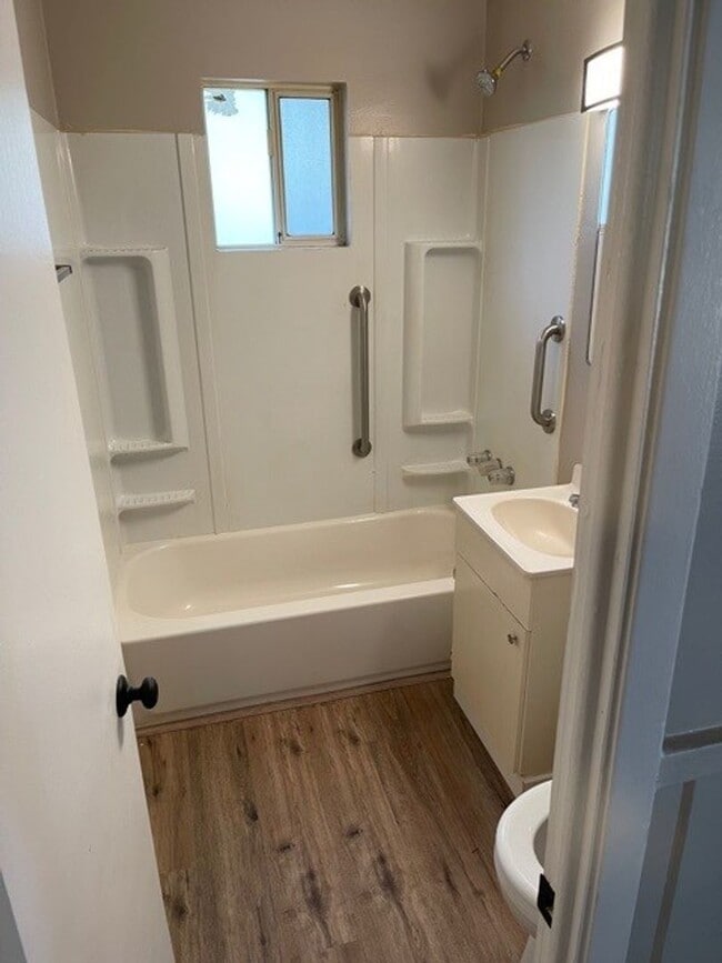 Building Photo - 905 Lapham Dr