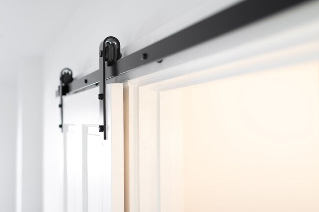 Building Photo - 617 E Chestnut St