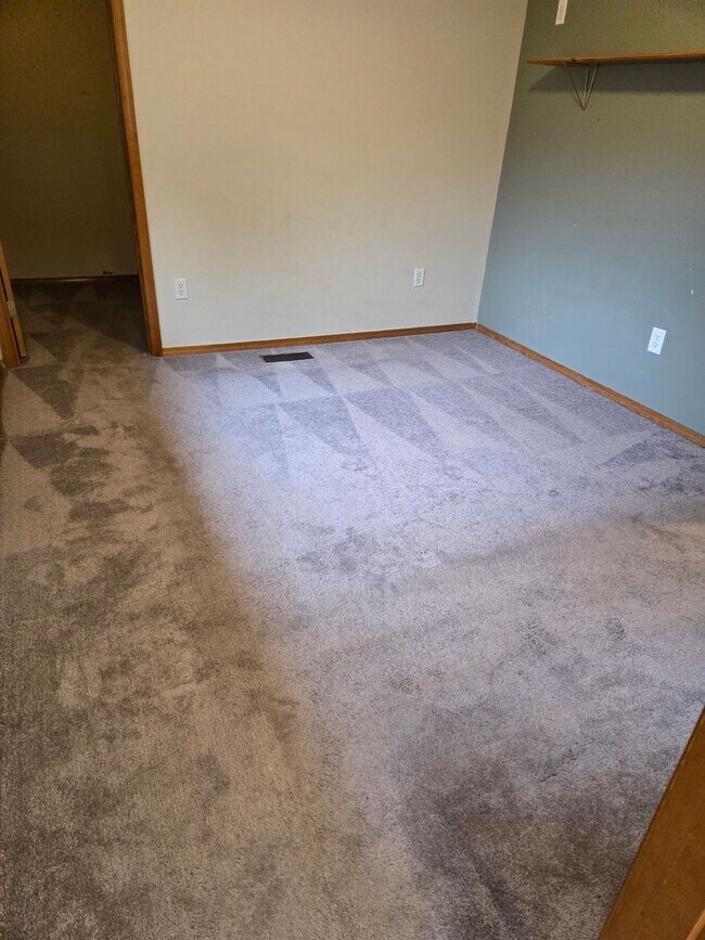 Building Photo - Large lot with tons of storage !  3 br , 2 bth + office+ 2  Car-garage + 2 Wooden Sheds