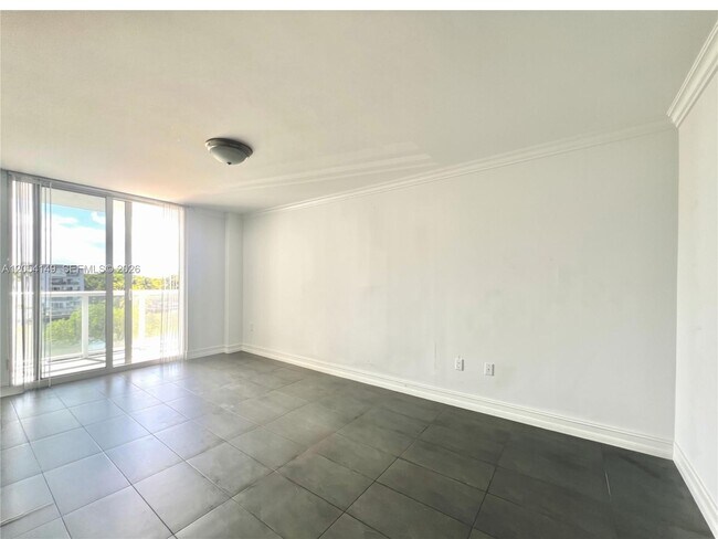 Building Photo - 2457 Collins Ave