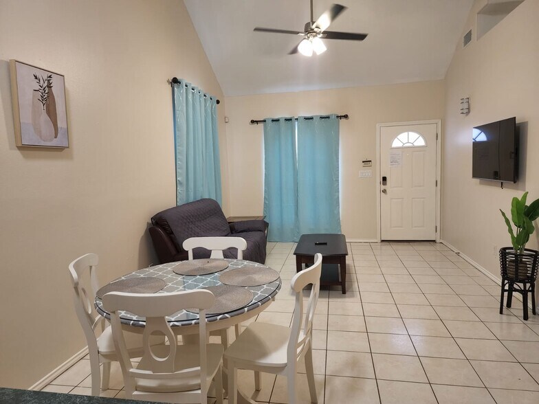 Building Photo - 3810 W Sarah Evans