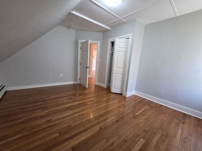 Building Photo - Woodbine St(15)-N