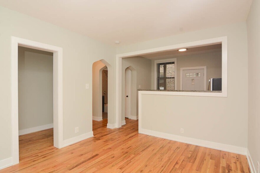 Building Photo - 4422 N Wolcott Ave