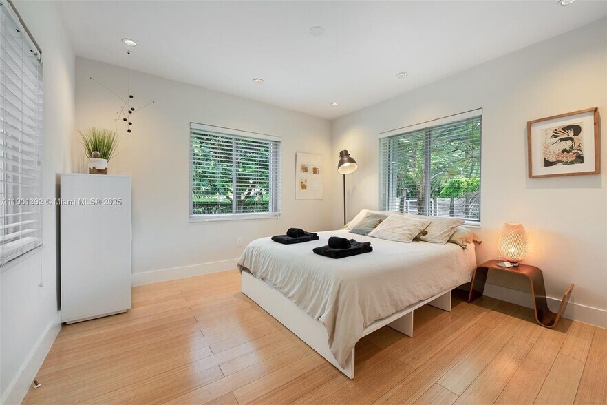 Building Photo - 5800 SW 50th Ter