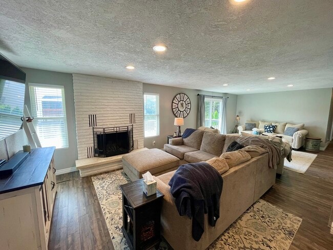 Building Photo - 2474 S Fairway Dr