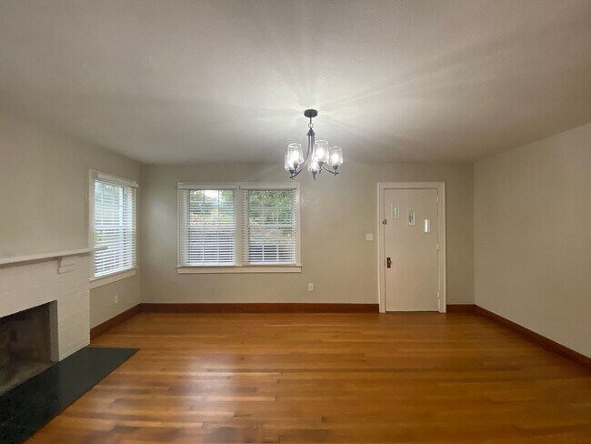 Building Photo - 948 Alachua Ave