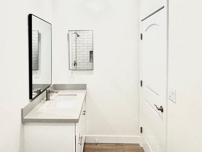 Building Photo - 351H2 - Oxnard | 2 Bed 1 Bath | Newly Reno...