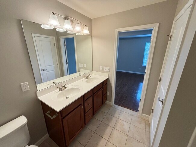 Building Photo - Fairway Farms home close to Vietnam Vetera...
