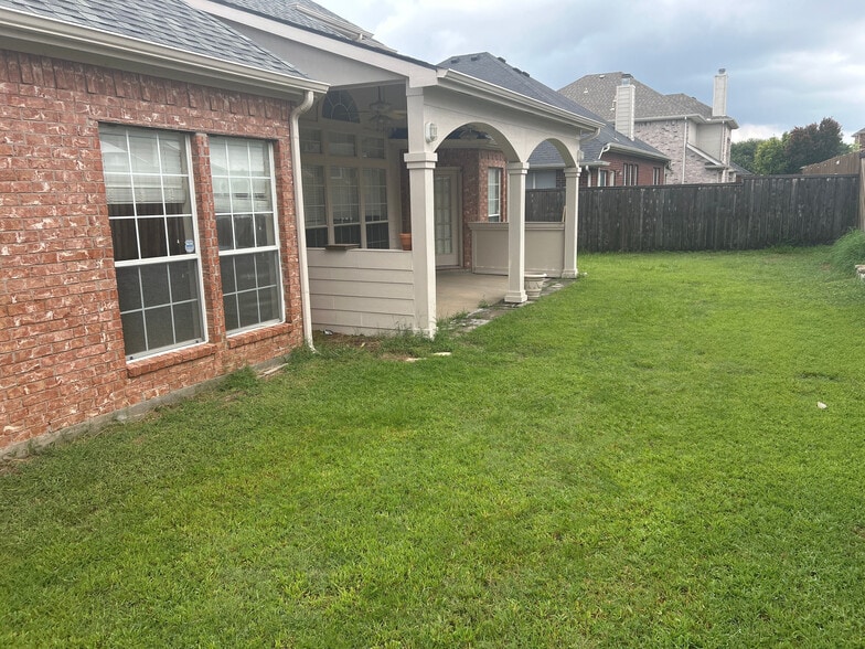 Building Photo - Room in House on Levant Ln