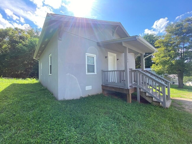 Building Photo - Adorable cottage in the heart of Rustburg!! 1 bed 1 bath!