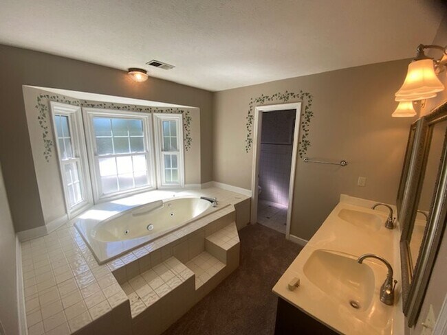 Building Photo - Gorgeous 5 Bedroom 3 Bathroom Brick Home in Woodside Plantation!