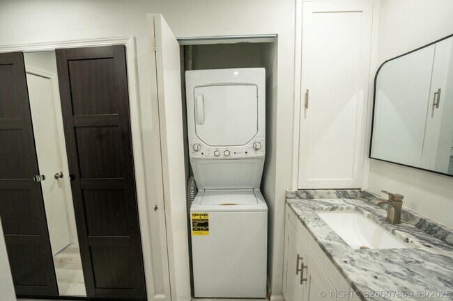 Building Photo - 6231 Bay Club Dr