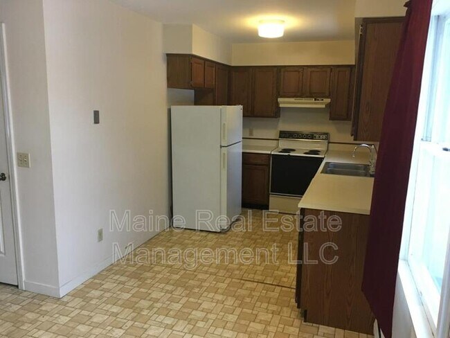 Building Photo - 114 Main Rd N