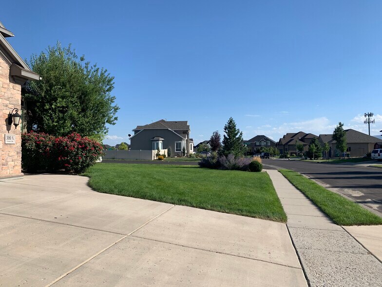 Building Photo - 3080 N CREST DR