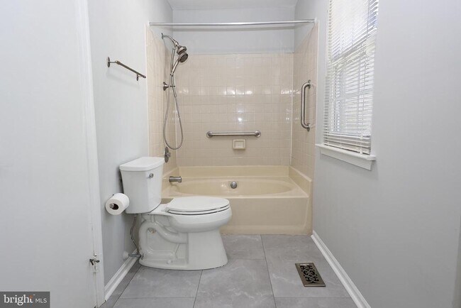 Building Photo - 53 Woodlake Dr