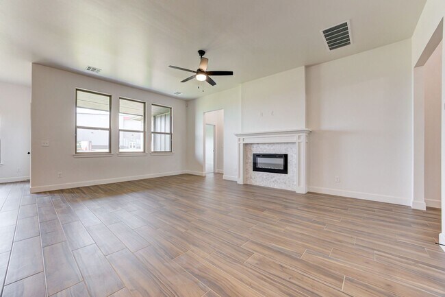 Building Photo - Brand New Home In Mustang!