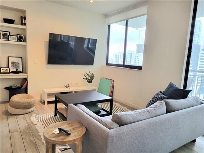 Building Photo - 999 SW 1st Ave