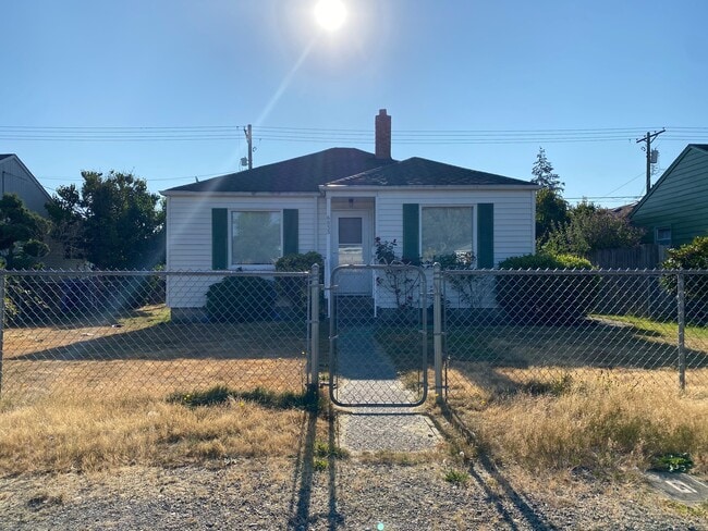 Building Photo - 6833 S Pine St