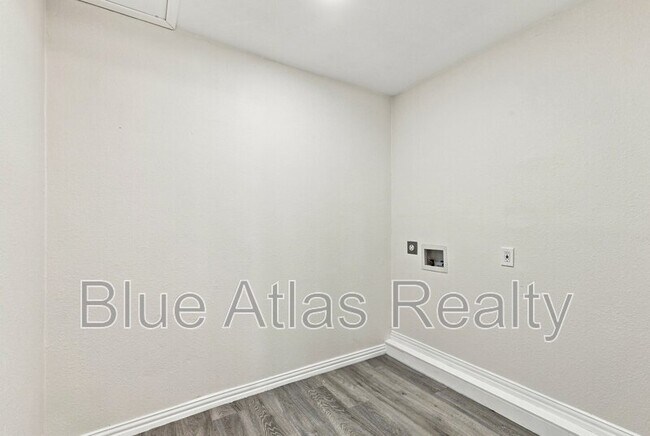 Building Photo - 6008 Golden Gate Dr