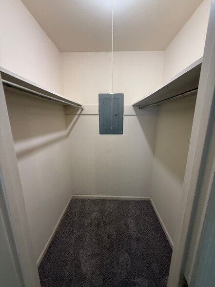 Building Photo - 586 Franklin St