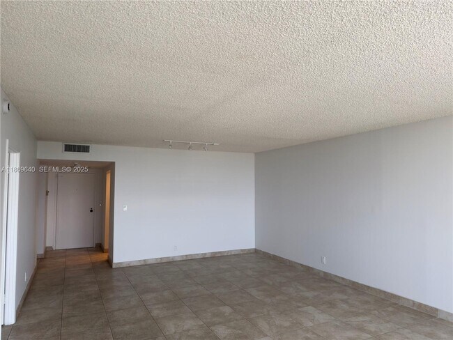 Building Photo - 2500 Parkview Dr