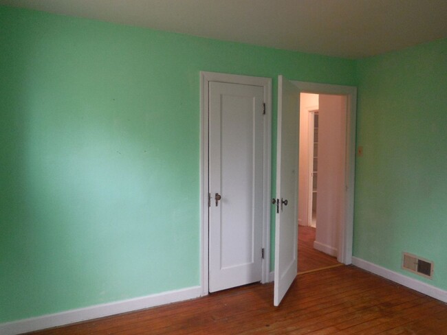 Building Photo - Two Bedroom Home in Belleville