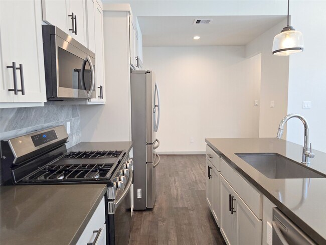 Building Photo - 611 Emile St