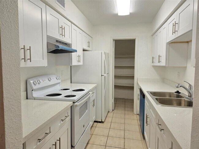Building Photo - 7400 Bellerive Dr