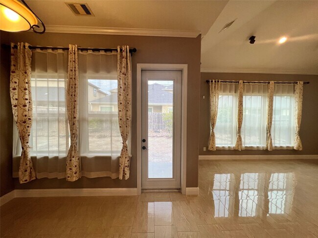 Building Photo - 106 Bella Luce