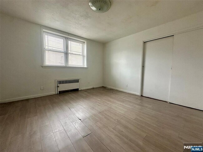 Building Photo - 530 Valley Brook Ave