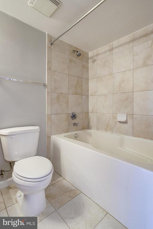 Building Photo - 2220 Fairfax Dr