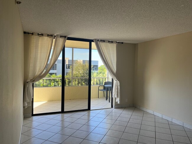 Living - 1850 Homewood Blvd