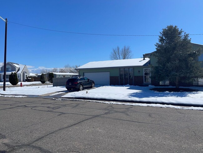 Building Photo - MOVE IN SPECIAL! Cozy 5 bedroom 2 bath Home - Erie