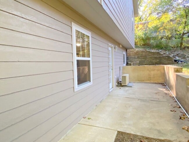 Building Photo - West Asheville Basement Apartment
