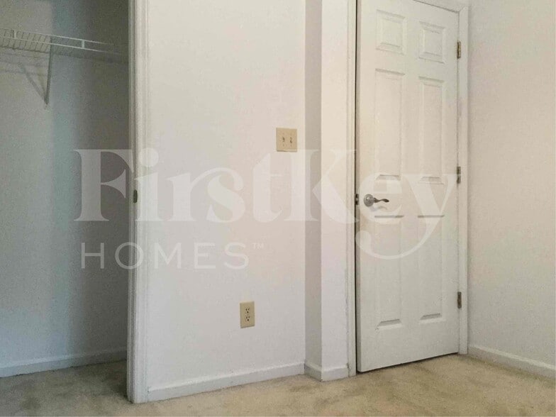 Building Photo - 8102 Kingston Dr