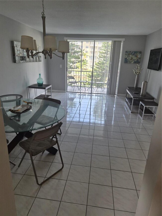 Building Photo - 2905 Point E Dr