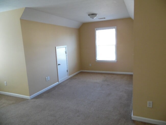 Building Photo - Stunning 4 bedroom with mother-in-law suite on main level