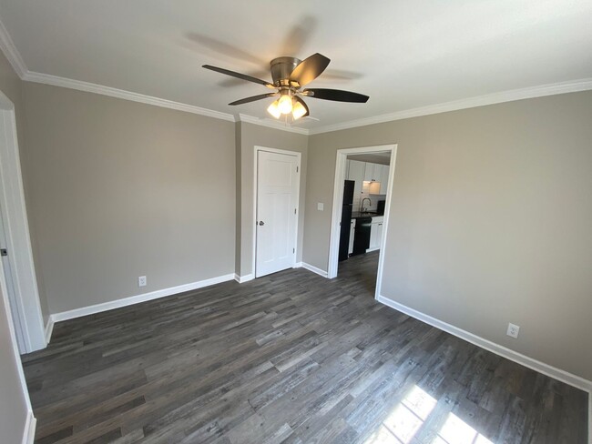Building Photo - Lawncare and water included- 1 Bed 1.5 Bat...