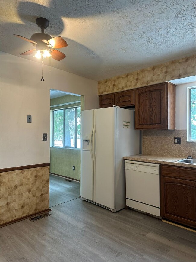 Building Photo - 4 Bed 2 Bath Home in Columbus!