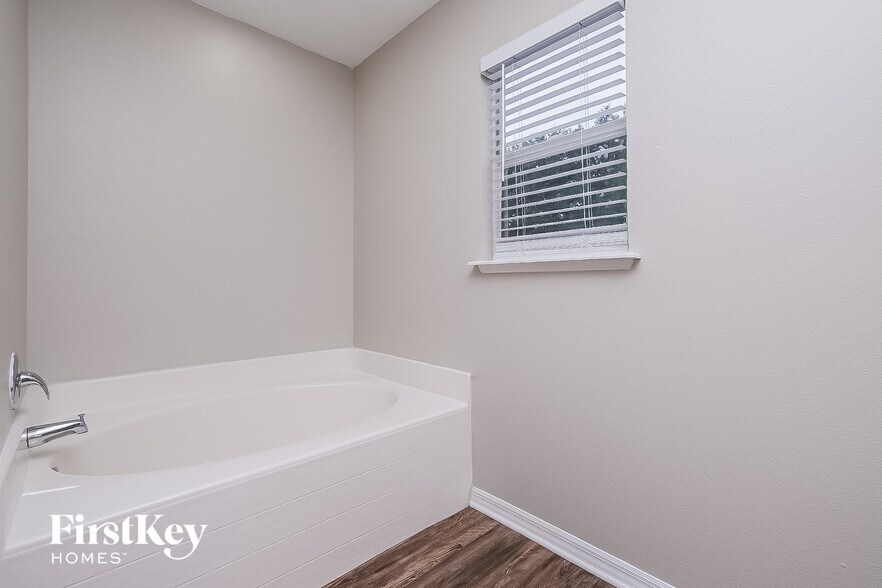 Building Photo - 6409 Gondola Dr