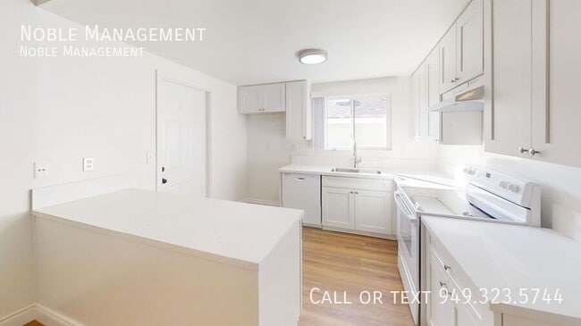 Building Photo - 1435 E Chestnut Ave