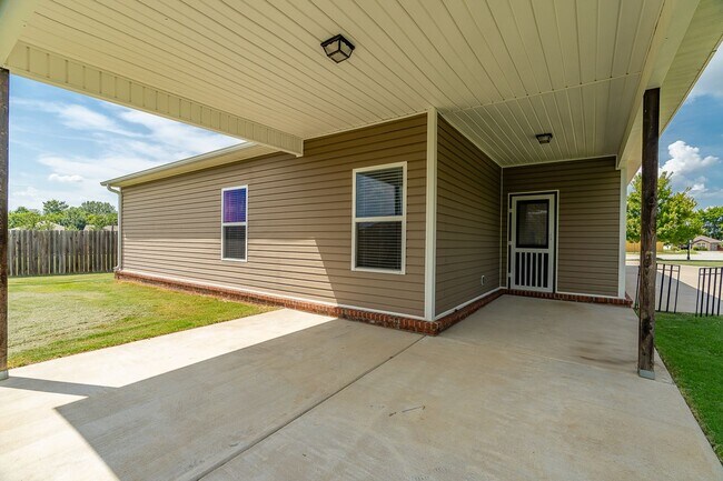 Building Photo - 3 Bedroom 2 Bath West Fay Home w/HUGE Backyard!