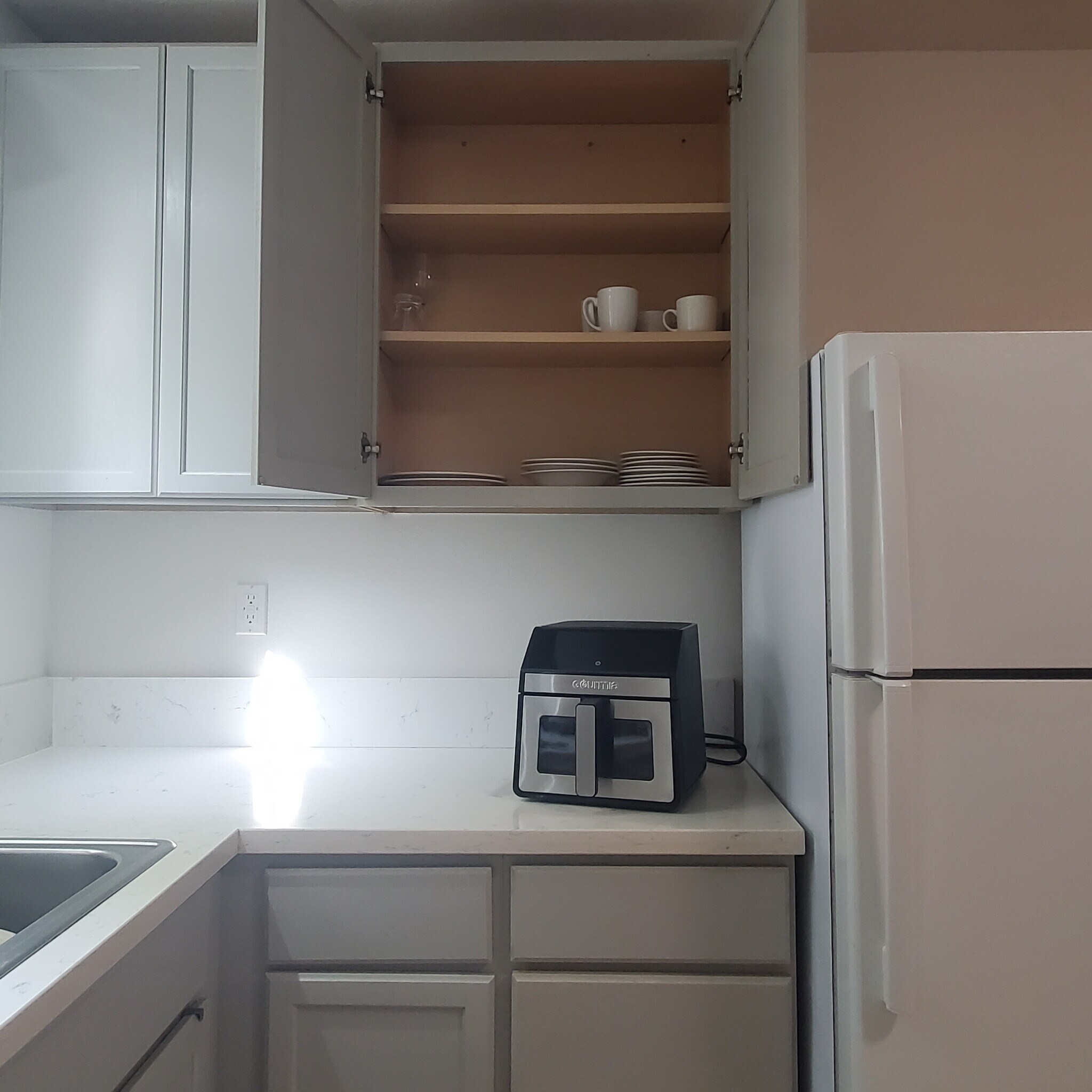 Kitchenette Pic2 - 301 N Francisca Ave